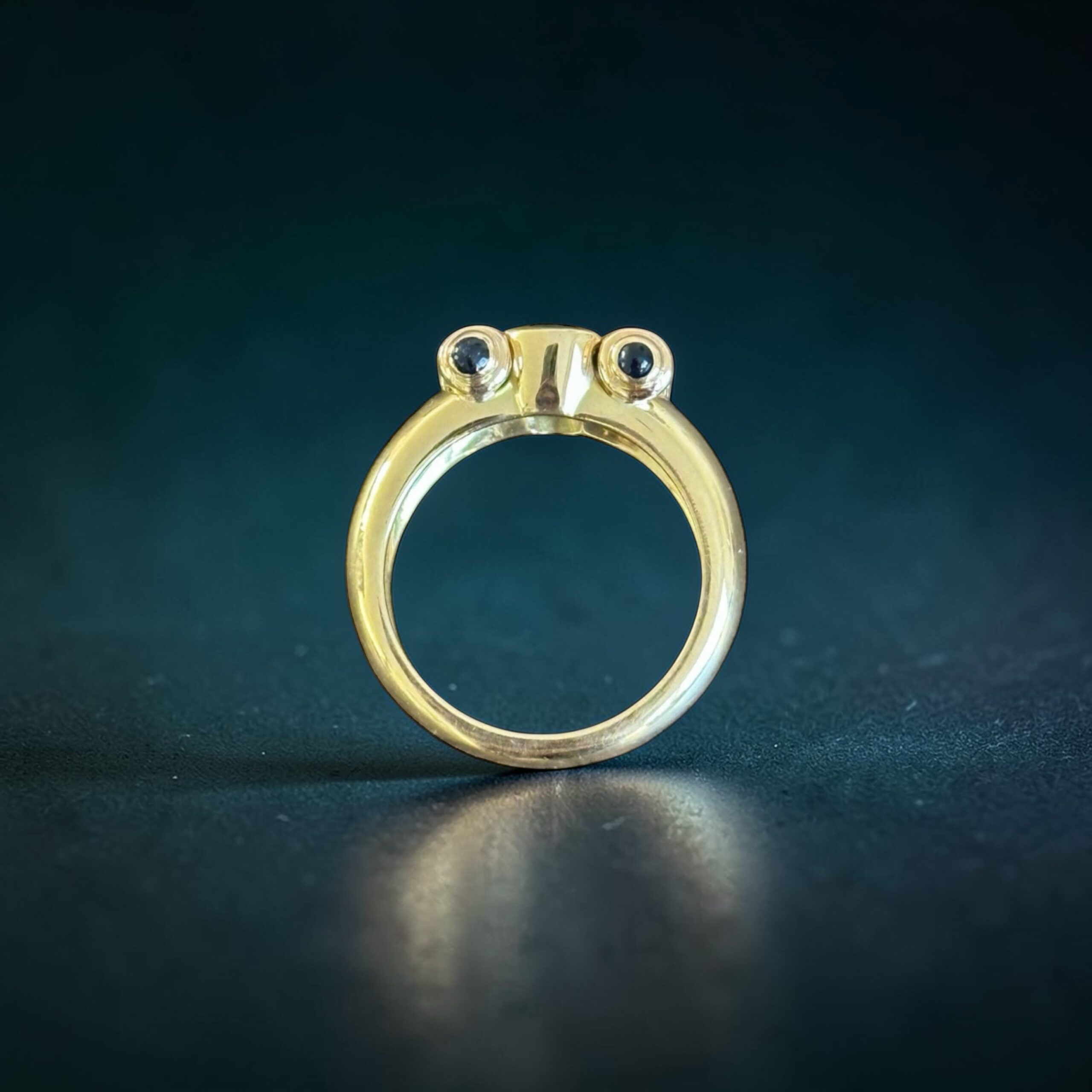 Bague saphir et diamants baguettes en or 18 carats – saphir 1,70 carat – bague joaillerie vintage | Des Bijoux en Or detail bague saphir diamants baguettes or 18 carats