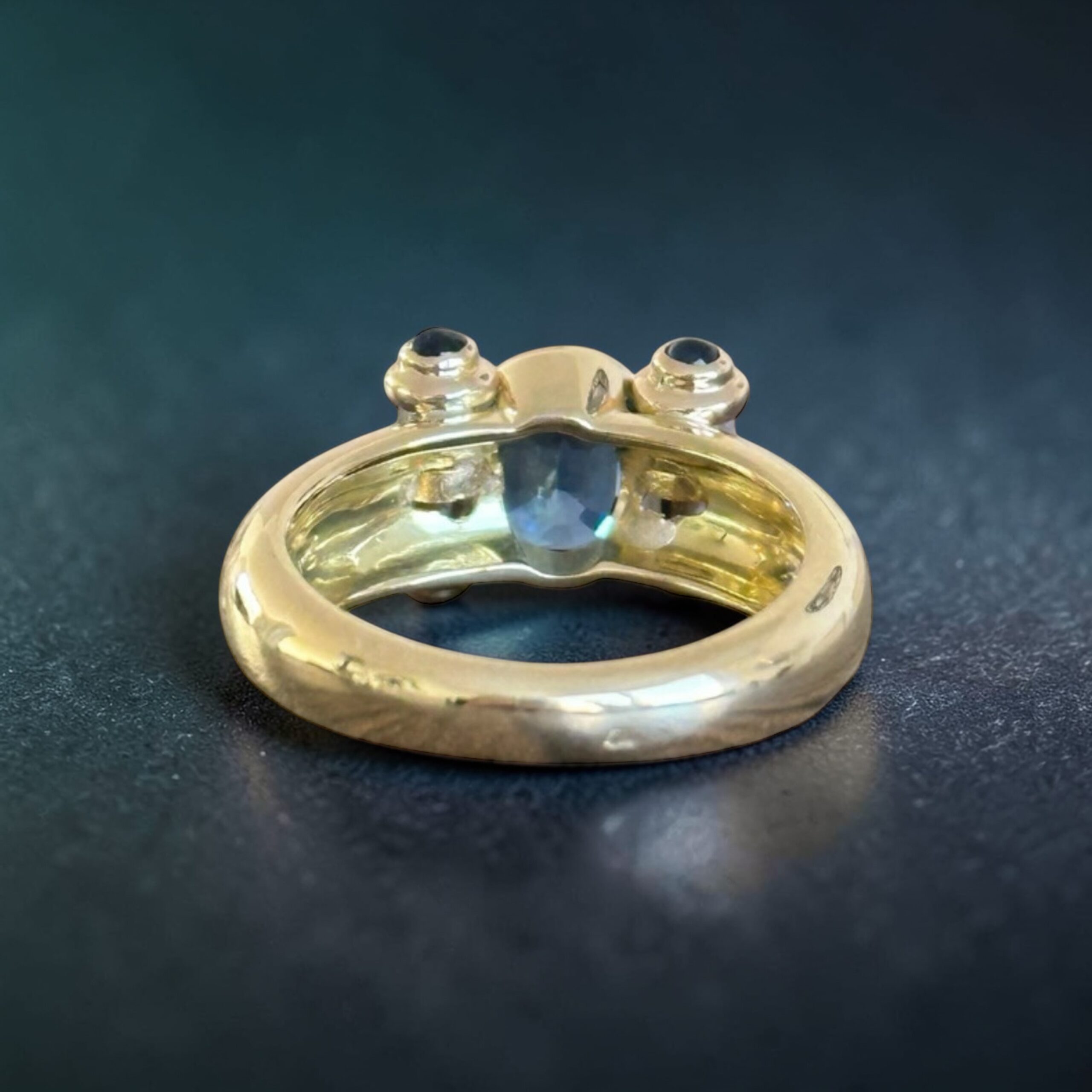 Bague saphir et diamants baguettes en or 18 carats – saphir 1,70 carat – bague joaillerie vintage | Des Bijoux en Or profil bague saphir diamants baguettes or 18 carats