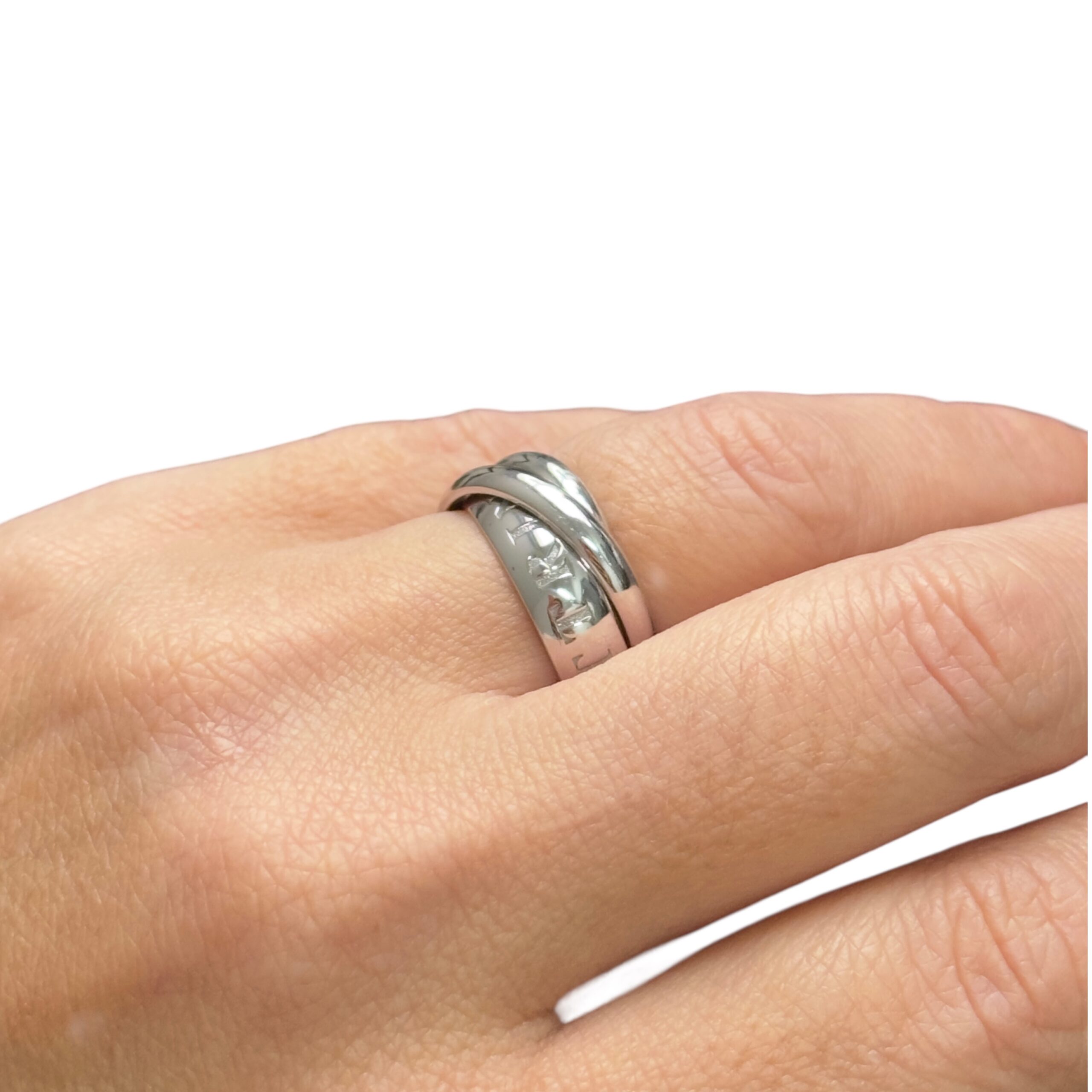 Bague Cartier Or Amour et Trinity | Des Bijoux en Or Bague Cartier Trinity Amour en or blanc 18 carats portée au doigt, édition limitée 1998