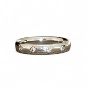 Alliance en or blanc 18 carats avec diamants