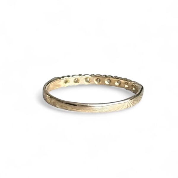 Demi-alliance en or jaune 18 carats et diamants