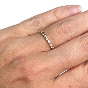 Demi-alliance en or jaune 18 carats et diamants