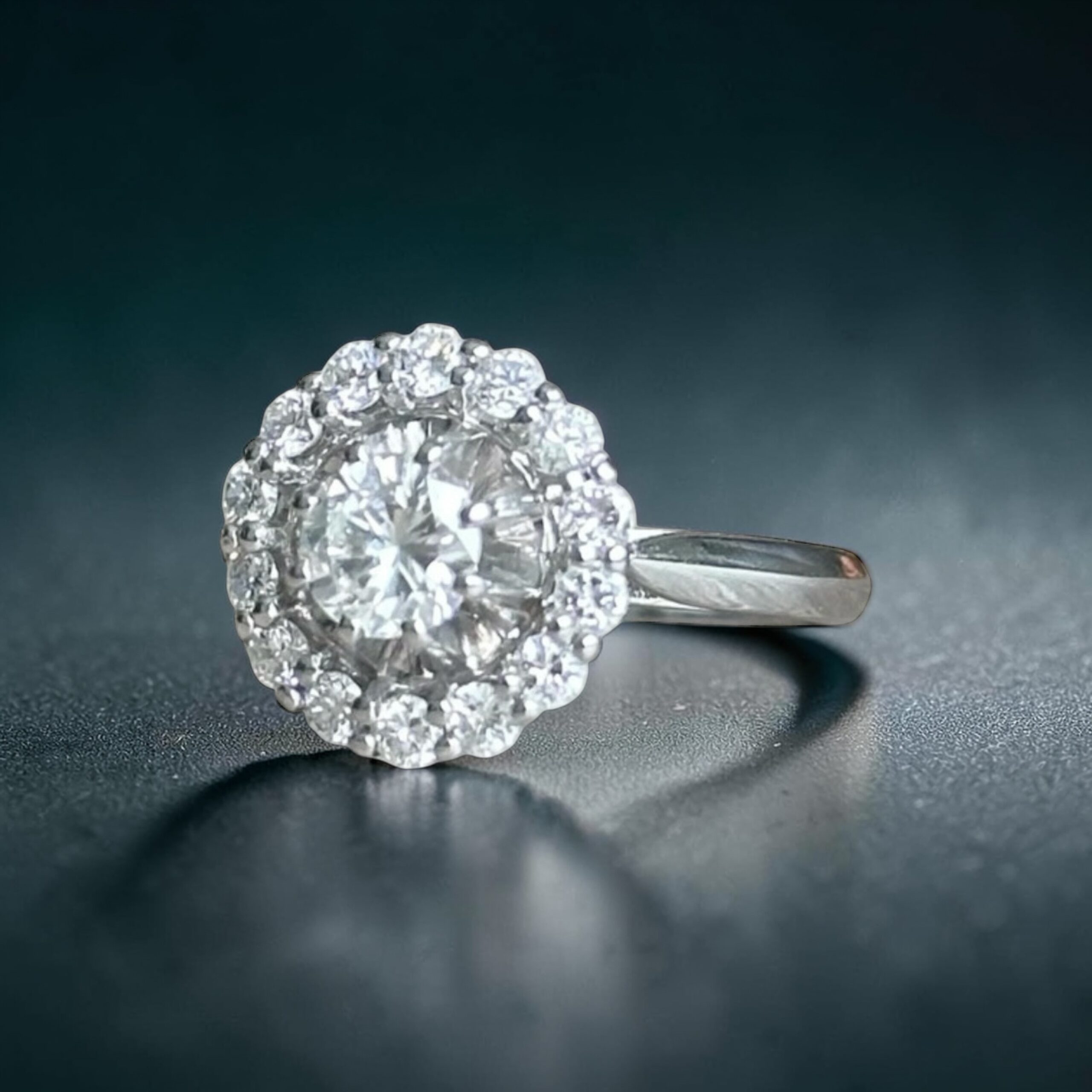 Bague diamant halo 1 carat en or blanc 18 carats – diamant central 0,50 carat | Des Bijoux en Or bague diamant halo 1 carat or blanc 18k diamant central 0,50 carat