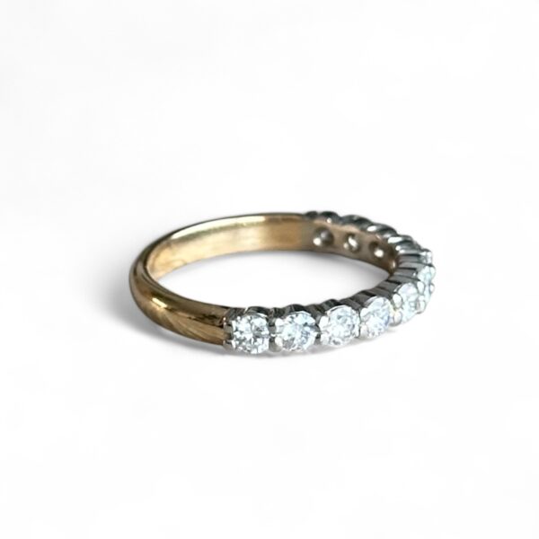 Demi-alliance en or 18 carats avec 11 diamants