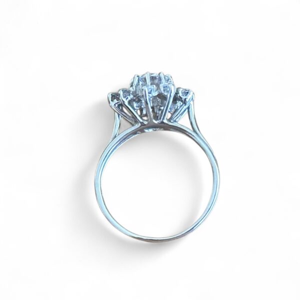 Bague marguerite en or blanc 18 carats