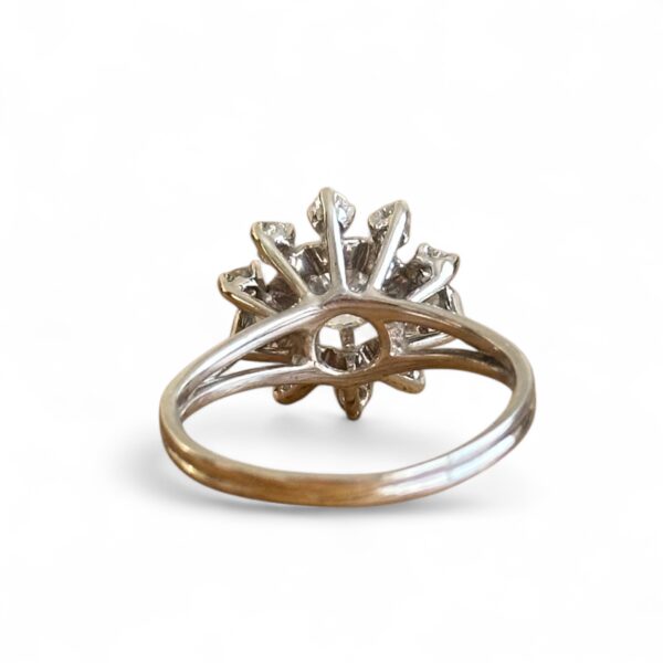 Bague marguerite en or blanc 18 carats