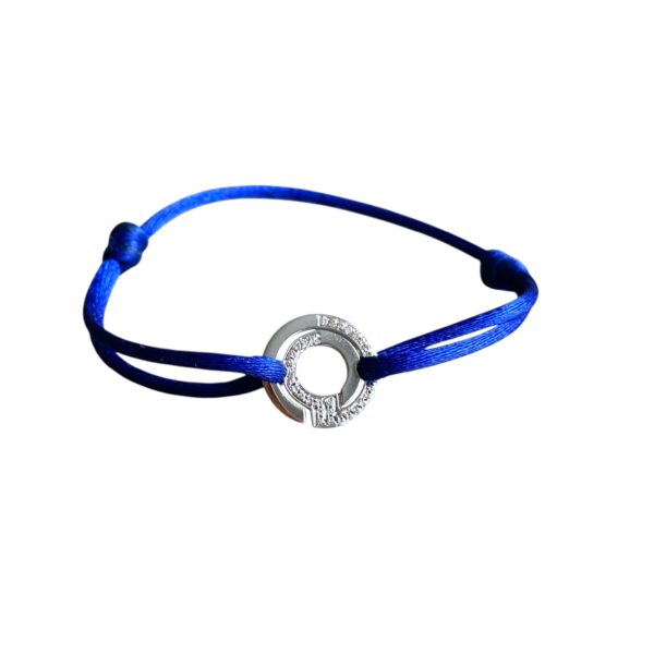Bracelet Dinh Van collection Seventies en or 18 carats et diamants, monté sur cordon bleu ajustable – vue de face sur fond blanc.