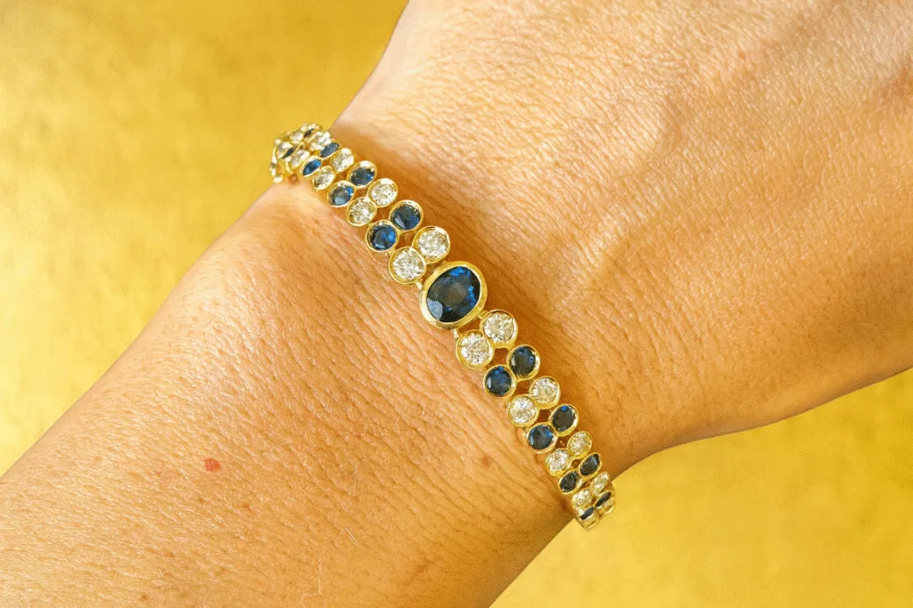 Bijoux or 18 carats occasion | Des Bijoux en Or Bracelet jonc en or jaune 18 carats serti de diamants et de saphirs bleus, bijou d’occasion de luxe, Des Bijoux en Or.