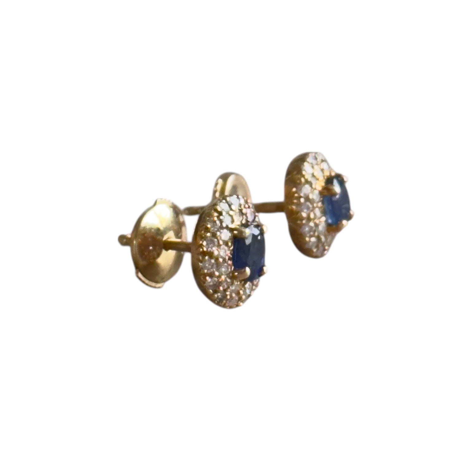 Boucles d’oreilles Marguerite en or 18 carats | Des Bijoux en Or Boucles d’oreilles or 18 carats avec saphirs bleus et diamants, vue inclinée du bijou