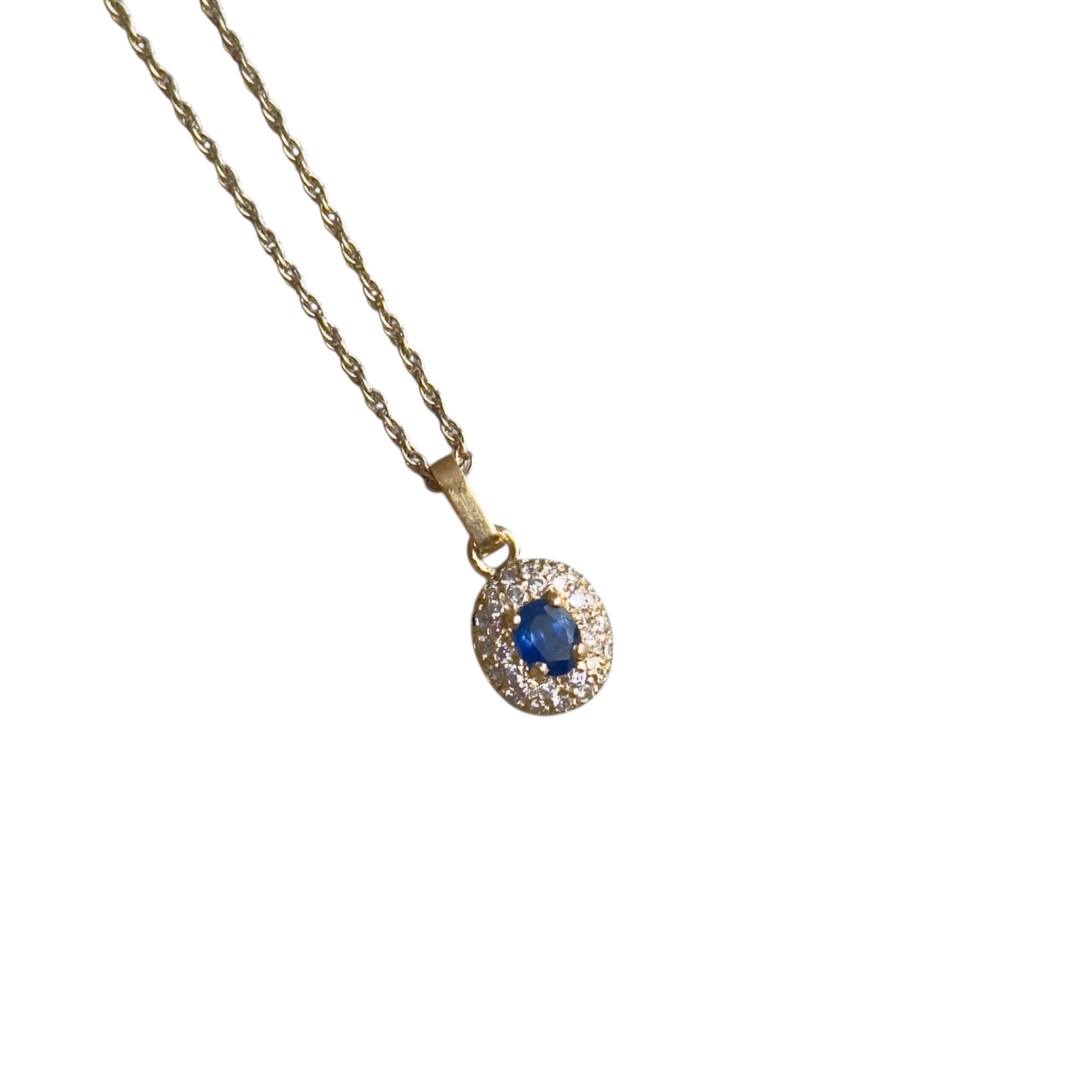 Pendentif or 18 carats saphir ovale entourage diamants | Des Bijoux en Or Vue arrière du pendentif or jaune 18 carats avec saphir central et entourage de diamants