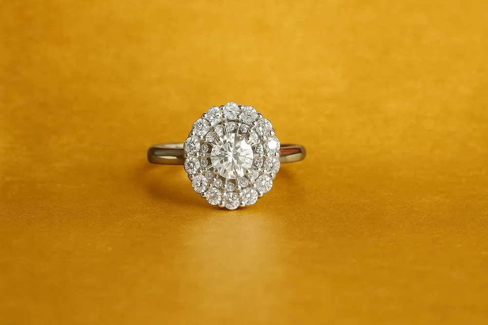 Bijoux or 18 carats occasion | Des Bijoux en Or Bague en or blanc 18 carats sertie de diamants sur fond doré