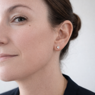 Puces d’oreilles diamants 0,30 carat en or jaune 18 carats – fermoirs Alpa