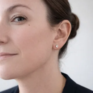 Puces d’oreilles diamants 0,30 carat en or jaune 18 carats – fermoirs Alpa