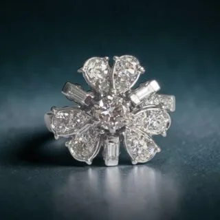 Bague fleur vintage diamants 1,60 ct en or blanc 18 carats et platine