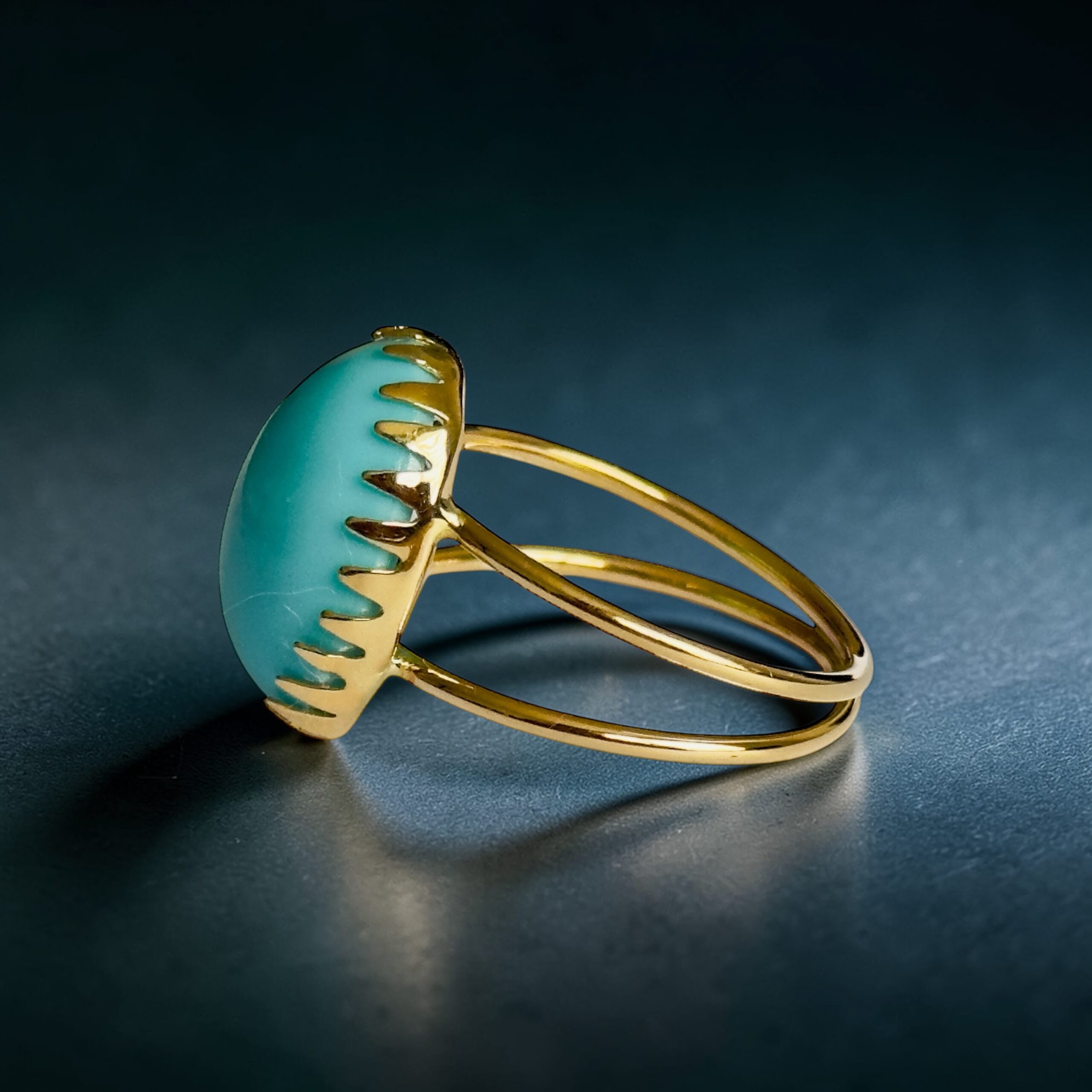 Bague Turquoise Naturelle 8,40 Carats en Or Jaune 18 Carats – Taille 57 | Des Bijoux en Or Détail sertissage bague turquoise naturelle or 18 carats