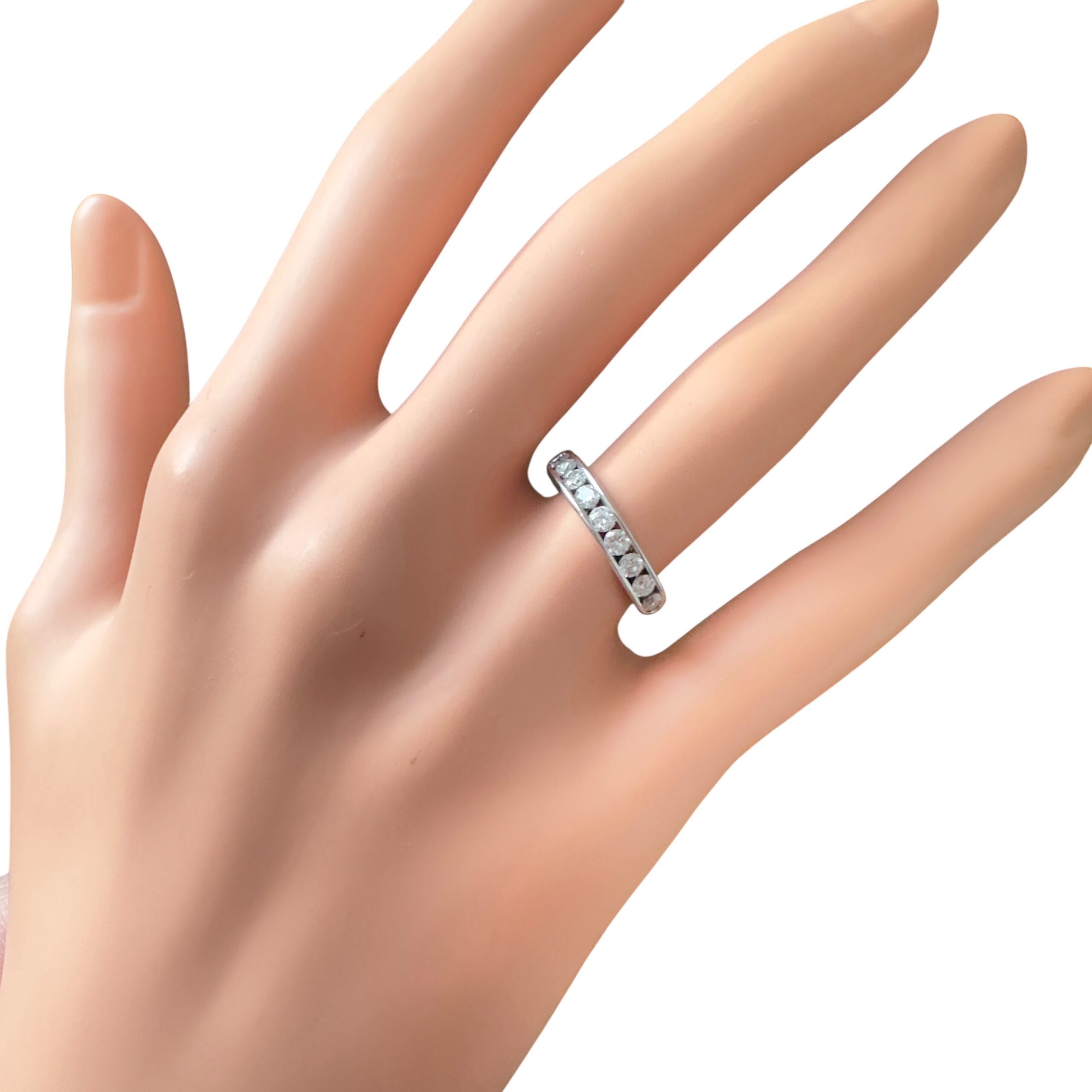 Demi-alliance diamants 0,60 carat HSI en or blanc 18 carats | Des Bijoux en Or demi alliance diamant 0,60 carat portee doigt