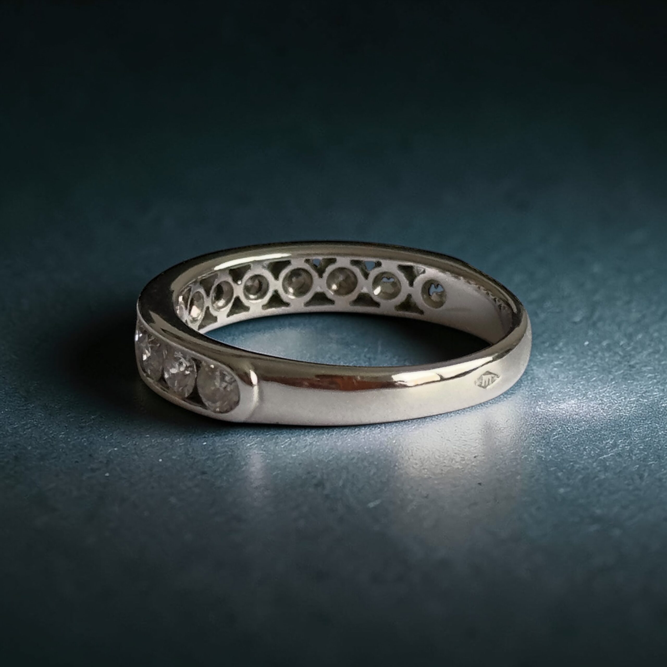 Demi-alliance diamants 0,60 carat HSI en or blanc 18 carats | Des Bijoux en Or interieur alliance diamant or blanc 750