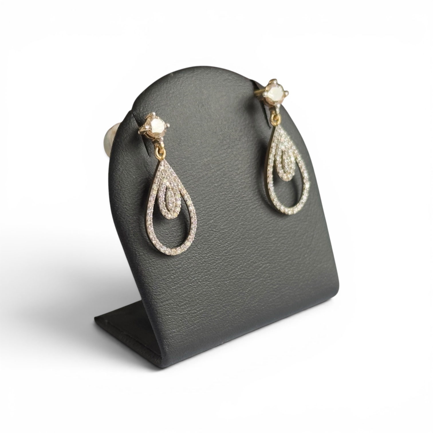 Boucles d'oreilles goutte diamants naturelles 1 carat en or 18 carats | Des Bijoux en Or Boucles d'oreilles pendantes diamants naturels en or 18 carats vue trois quarts