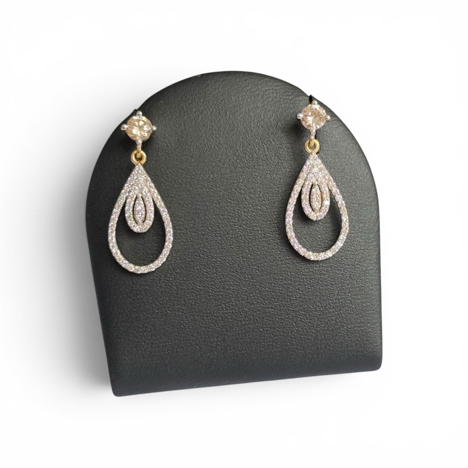 Boucles d'oreilles goutte diamants naturelles 1 carat en or 18 carats | Des Bijoux en Or Boucles d'oreilles goutte en or 18 carats serties de diamants naturels vue de face